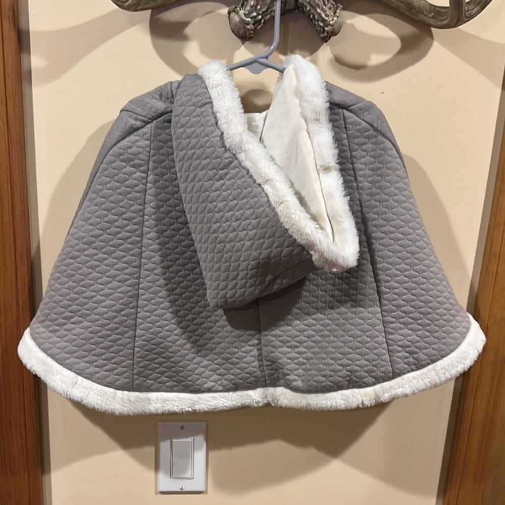Cynthia Rowley Gray and White Quilted Cape with Plush Trim - Picture 3 of 3